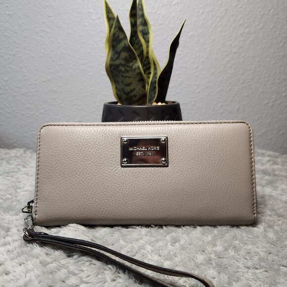 Michael Kors Large Jet Set Travel Continental Wallet/Wristlet - PRICE IS FIRM - Picture 1 of 9